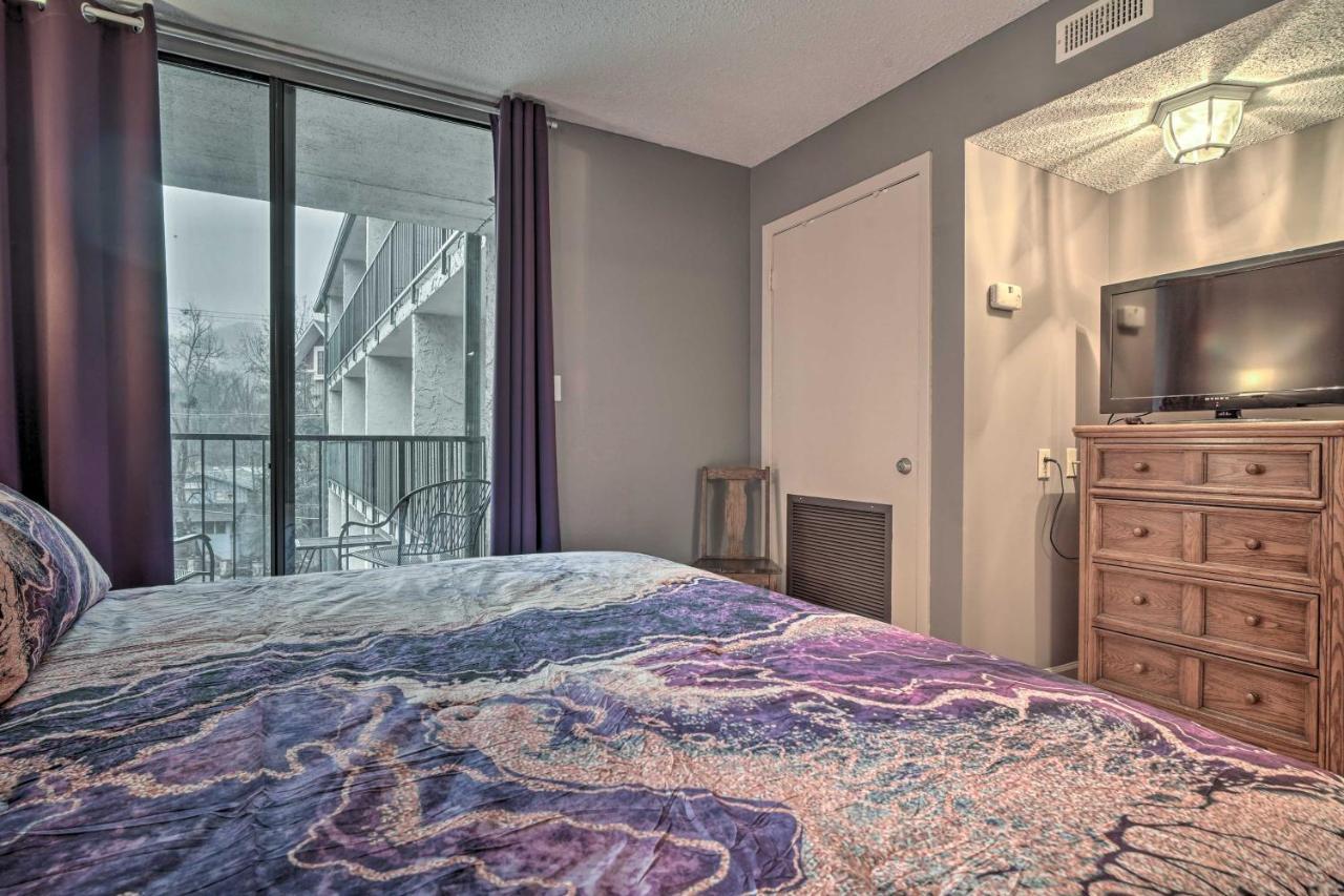 Cozy Downtown Gatlinburg Condo With Pool Access Exteriör bild